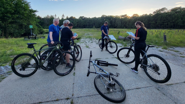 Brandweervrijwilligers op fietsexcursie door de Schoorlse duinen: “Samen tot oplossingen komen”