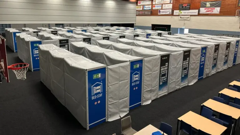 Buurt ziet zorgen rond noodopvang in sporthal verdampen: “Ze zijn heel beleefd”