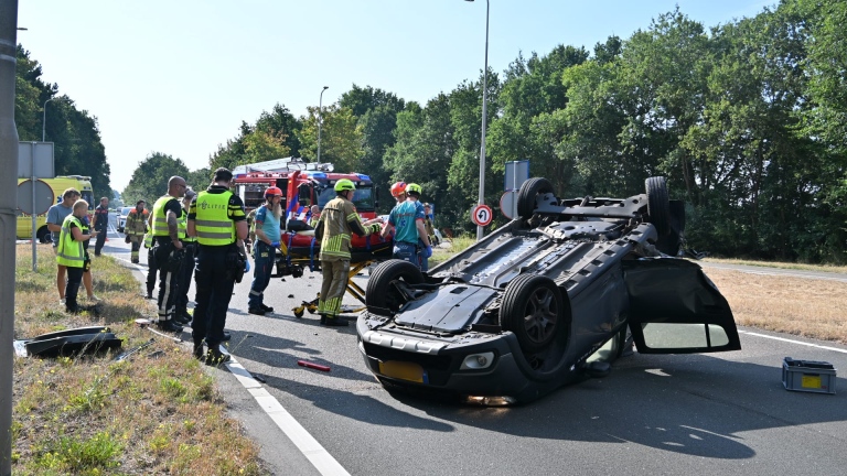 Auto belandt op dak na aanrijding op Heilooër Tolweg