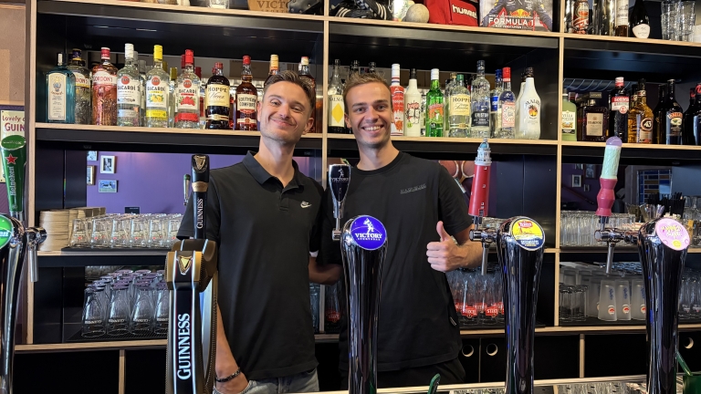 Van een biertje in Boedapest naar eigen sportsbar in Alkmaar: “We dachten: nu moeten we het gewoon doen”