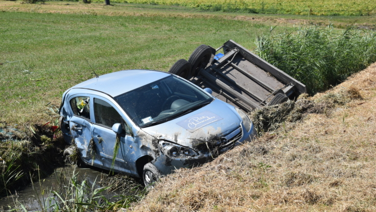 Auto en aanhanger raken van N194 en eindigen in sloot