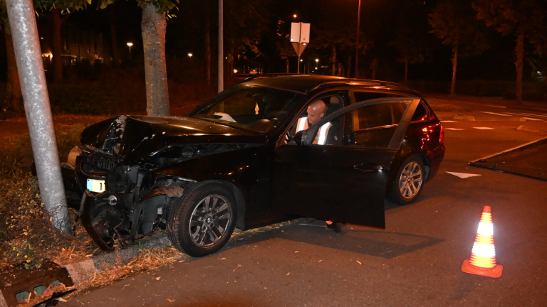 Bestuurder laat auto en passagiers achter na ongeluk op Laan van Brussel