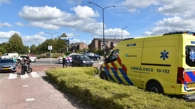 Fietser gewond bij botsing met auto, deze keer op rotonde Middenweg in Heerhugowaard