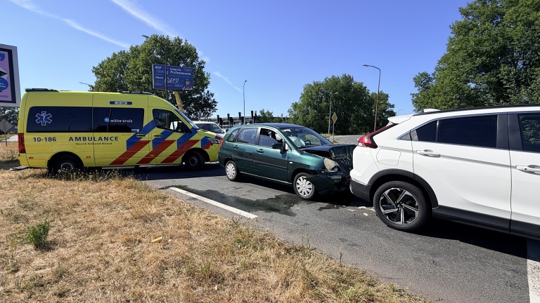 Gewonde en veel verkeershinder door kop-staartbotsing op Huiswaarderweg