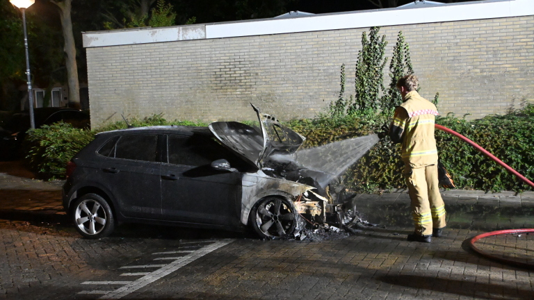 Autobrand op Olmenlaan in Heerhugowaard, brandstichting niet uitgesloten