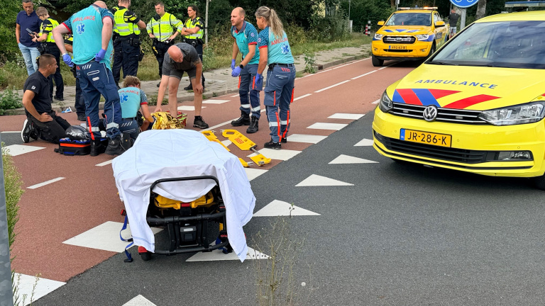 Wielrenner ernstig gewond bij botsing met bedrijfswagen in Noord-Scharwoude
