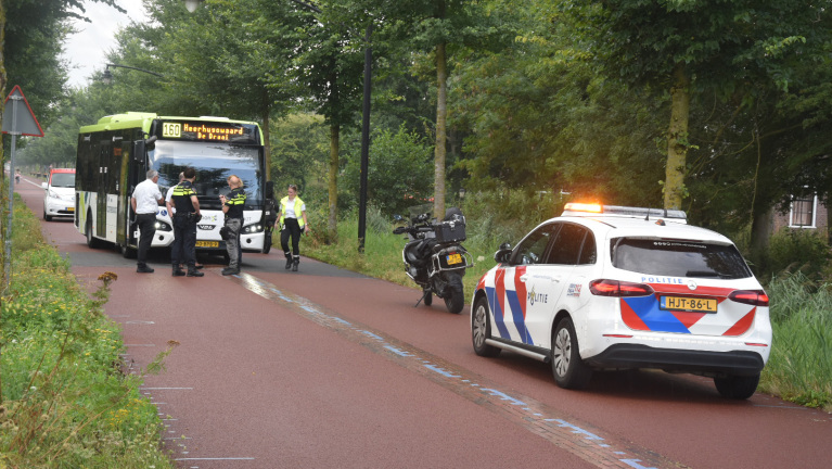 Fietser zwaargewond naar ziekenhuis na aanrijding met lijnbus op Middenweg