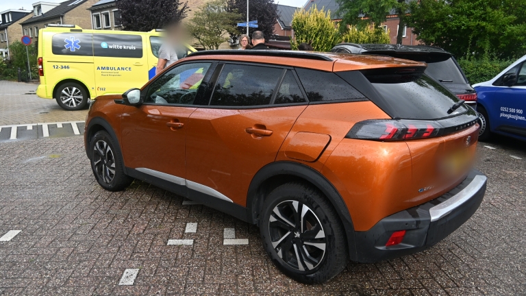 Fietsster gewond bij botsing met auto in Limmen, politie brengt haar thuis