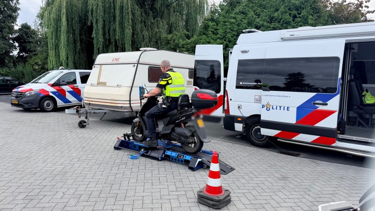 Grote verkeerscontrole in Broek op Langedijk: scooters en fatbikes volop aan de beurt