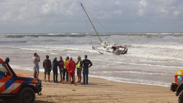 Zeiler overboord voor kust bij Schoorl: grote reddingsactie, boot strandt