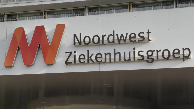 Gevelbord met het logo en de tekst Noordwest Ziekenhuisgroep