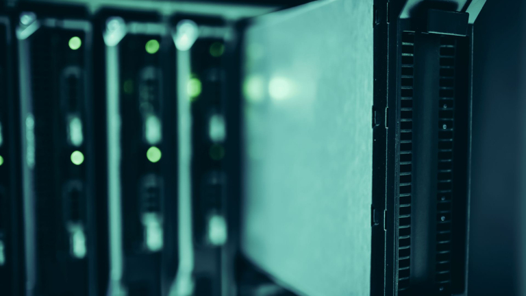 Close-up van een serverrack in een datacenter met knipperende groene statuslampjes en metalen behuizing