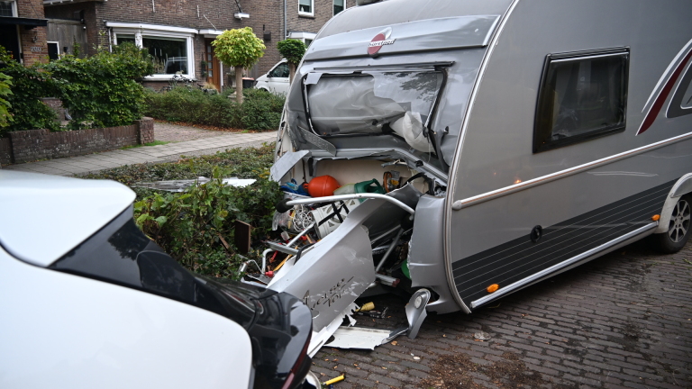 Caravan schiet los en botst tegen geparkeerde auto in Heiloo
