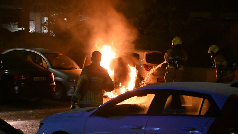 Geparkeerde auto aan Brugstuk in Heiloo verloren door brand