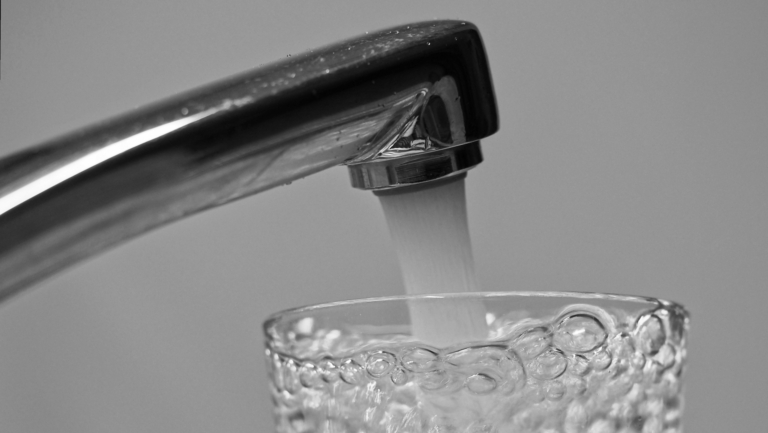 Kraanwater in hele regio boven PFAS-norm: “Wel veilig om te drinken”
