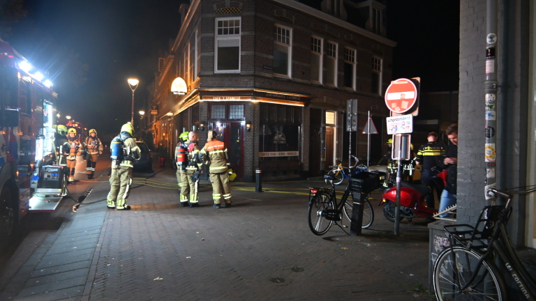 Brandweer gebruikt stormram bij cafébrand Alkmaar, politie zoekt verdachte [UPDATE]