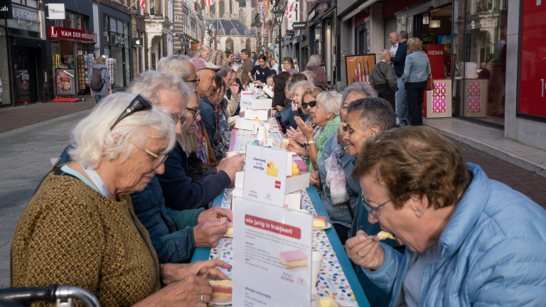 Geen verjaardag zonder tompoes: HEMA viert 100 jaar met Alkmaarders