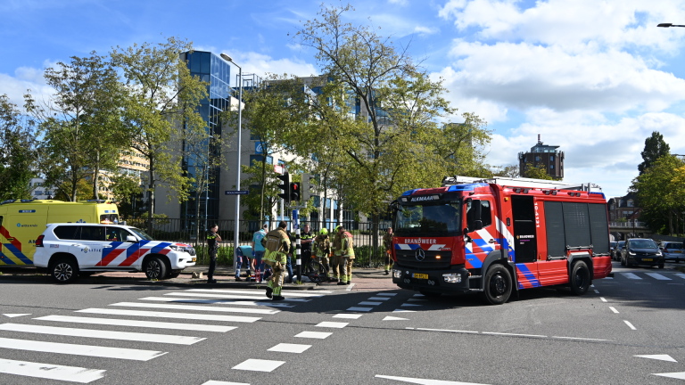 Fietsrem komt vast te zitten in been na val in Alkmaar, brandweer moet vrouw bevrijden