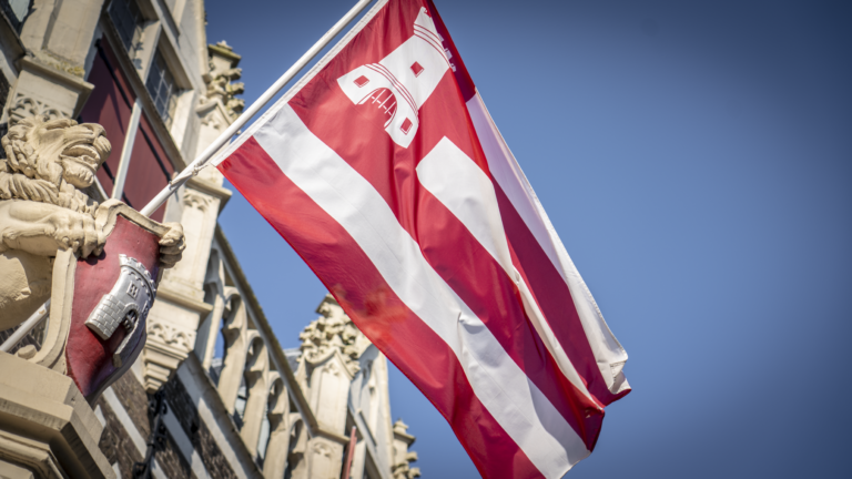 Alkmaar zet nieuw asielplan door na stevig debat: “Zijn jongeren straks niet het kind van de rekening?”