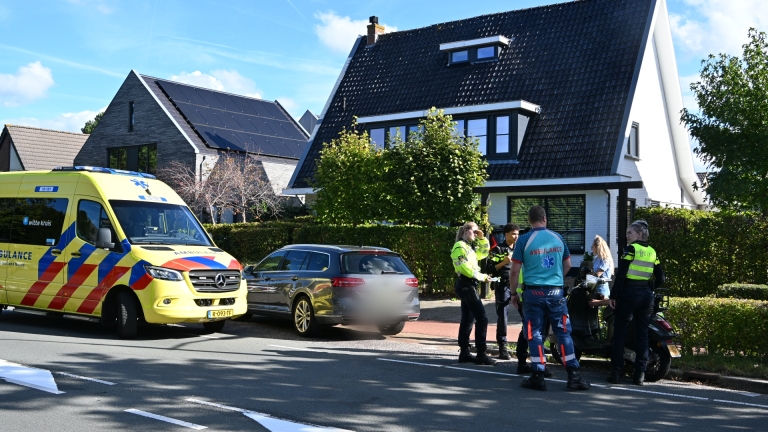 Scooterrijder gewond door klap tegen achterkant auto op Kennemerstraatweg