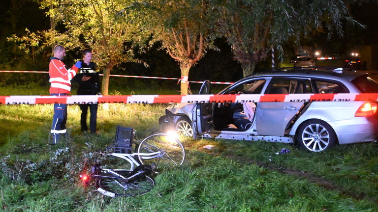 Automobilist zwaargewond na botsing tegen boom in Oudorp, bestuurder buiten bewustzijn