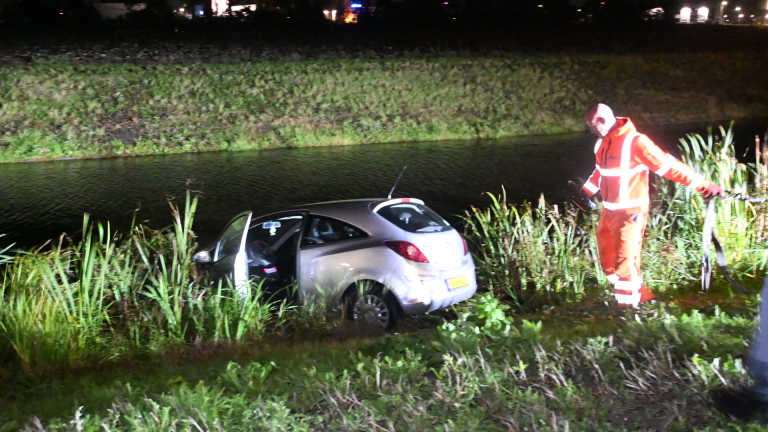 Automobilist belandt met auto in water na uitwijkmanoeuvre in Sint Pancras