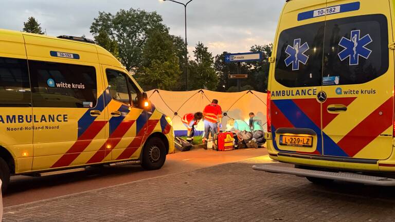 Hulpdiensten rukken massaal uit voor levenloze man op fietspad in Heerhugowaard