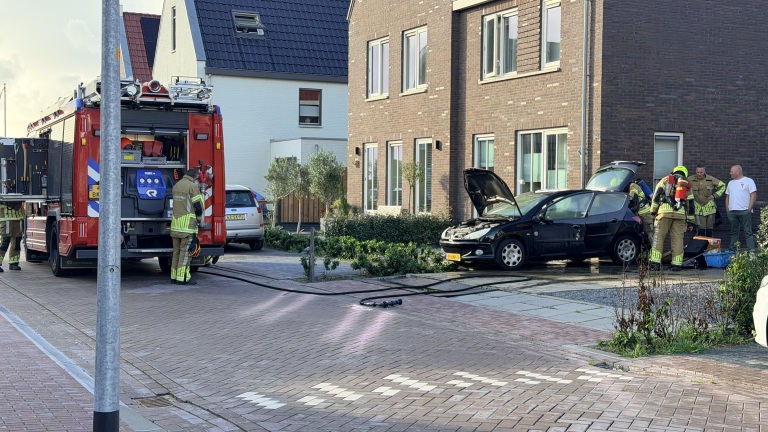 Auto vliegt in brand in Broek op Langedijk: flinke schade door vuur en rook