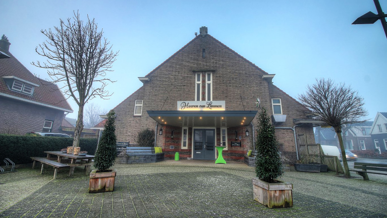 Vooraanzicht van een gebouw met de naam 