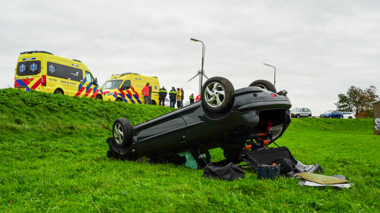 Auto met vijf inzittenden duikelt Plemdijk af: “Had heel anders af kunnen lopen”