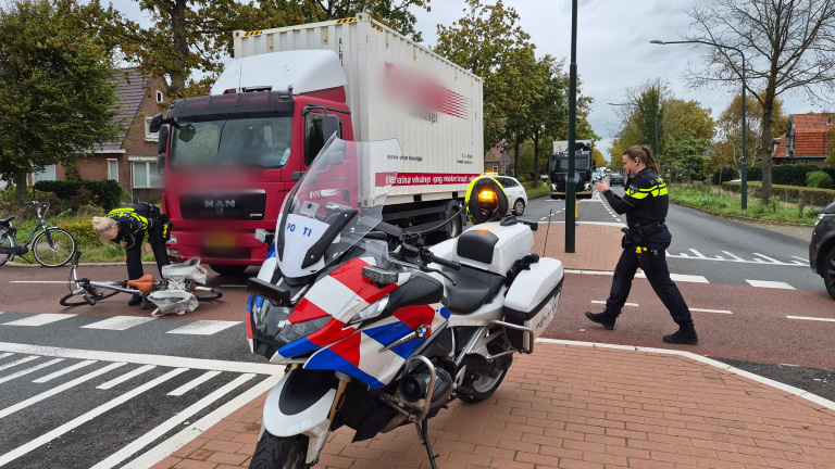 Fietsster aangereden door vrachtwagen in Heiloo, Kennemerstraatweg loopt vast