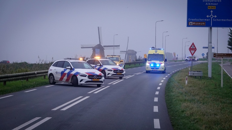 Ernstig ongeval op N243 bij Schermerhorn: weg afgesloten en twee gewonden