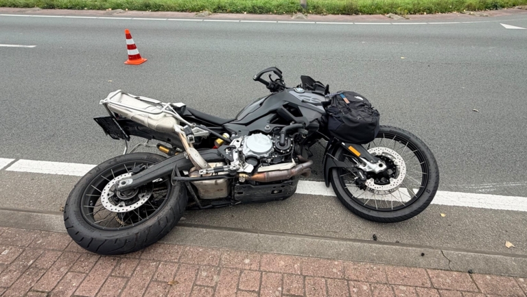 Auto botst achter op motor in Heerhugowaard: beide voertuigen weggesleept