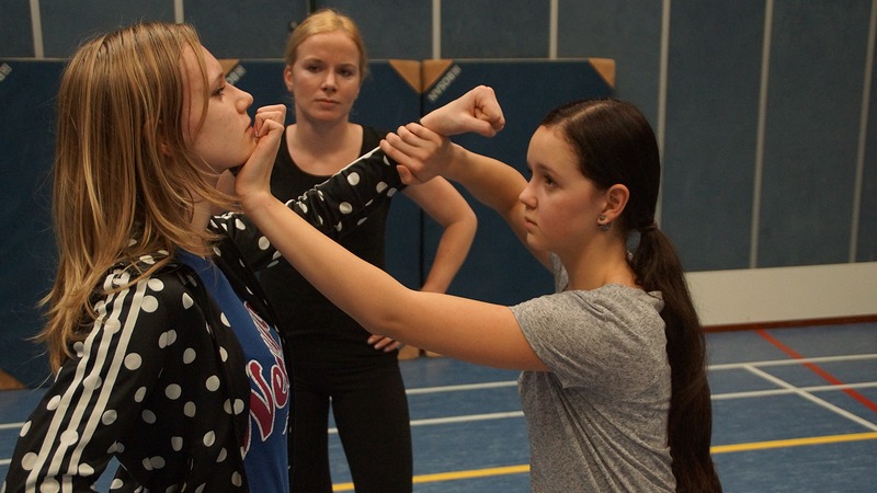 Meiden staan hun mannetje bij zelfverdedigingsles van Funakoshi