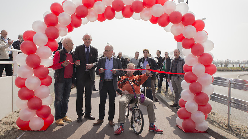 Fietspad langs Zeswielen feestelijk geopend door wethouder Jan Nagengast