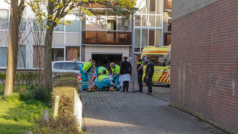 Ritje op opa's motor eindigt tegen lantarenpaal: zesjarig meisje gewond