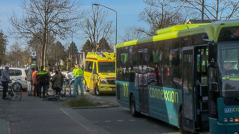 Vrouw op snorfiets rijdt Connexxion bus aan: één gewonde