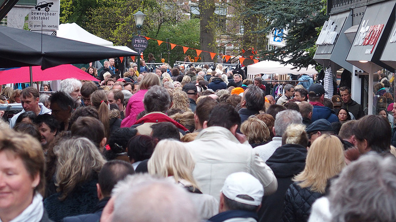 Drukbezochte vrijmarkt tijdens Koningsnacht