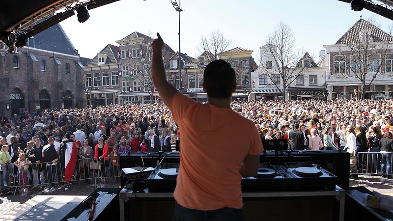 Drukbezochte dancefeesten tijdens Koningsdag 2015