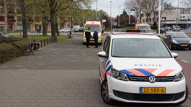 Fietsster lichtgewond door val op rotonde Koelmalaan