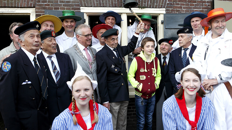Kaasmarkt 1 mei ingeluid door Veteranen Alkmaar en Omstreken