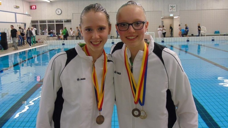 Synchroonzwemster Mayra Burger pakt zilver en brons in Zaandam