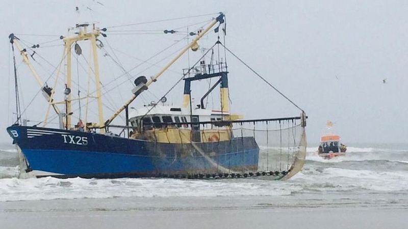 KNRM trekt vastgelopen viskotter van het strand bij Bergen