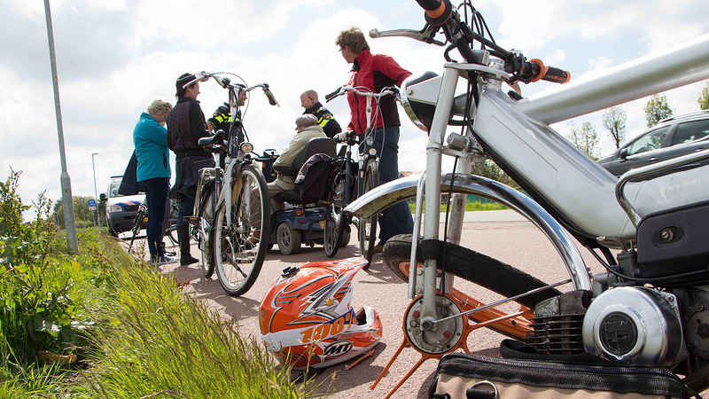 Bestuurder scootmobiel gewond door botsing met brommer bij inhalen paarden