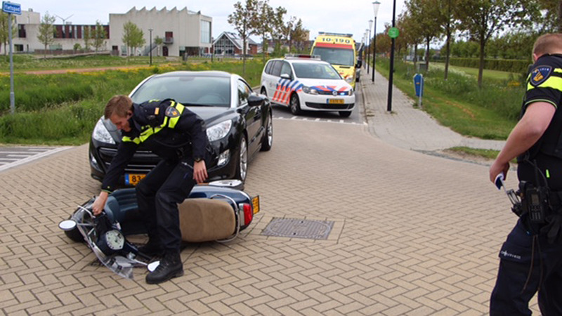 Meisje op scooter aangereden door auto komend van rechts