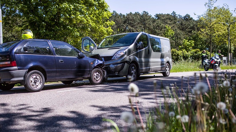 Vrouw moet niezen en rijdt frontaal tegen bestelbus