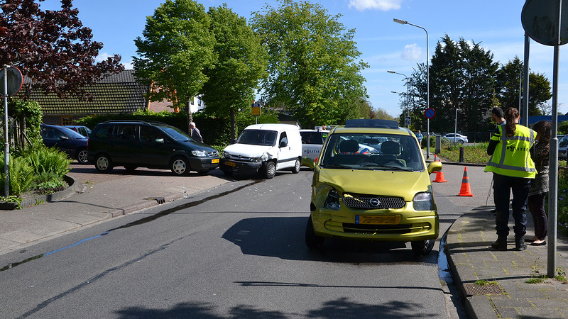 Botsing tussen drie auto's in Noord-Scharwoude
