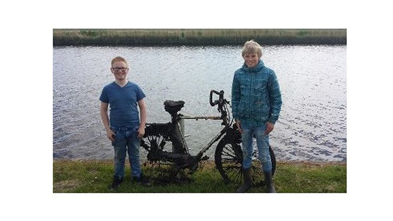 Dank en cadeaubon na vondst dienstfiets politie in kanaal