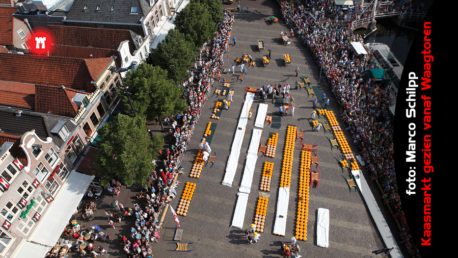 Beschermvrouwe Stichting Historisch Oudorp opent de Alkmaarse kaasmarkt