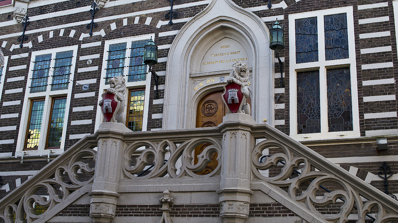 Ere-insigne in goud voor mevrouw Bleeker-Bernards